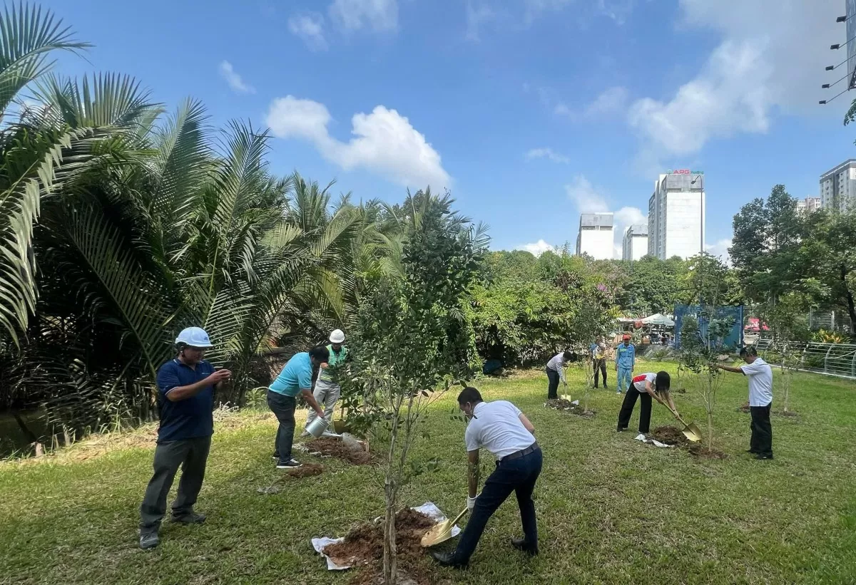 hoạt động trồng cây mang ý nghĩa thiết thực tại Thành phố Hồ Chí Minh và Hải Phòng