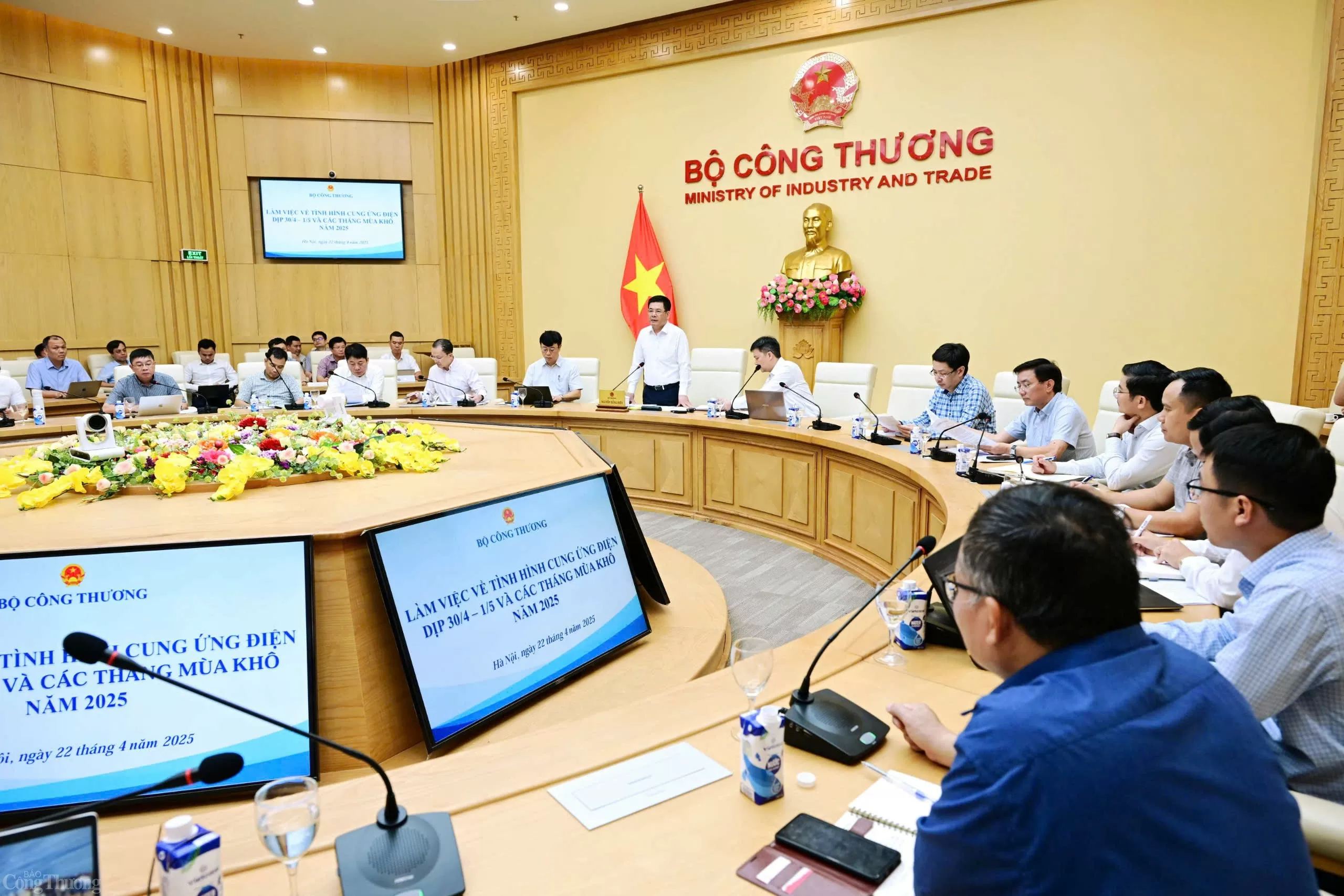 Bộ Công Thương họp về tình hình cung ứng điện dịp 30/4-1/5