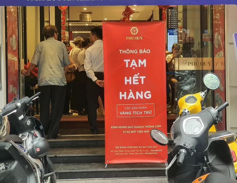 Giá vàng tăng chóng mặt, xếp hàng không mua được vàng