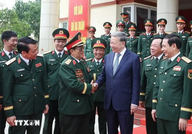 Tổng Bí thư Tô Lâm tham quan vũ khí, khí tài của Binh chủng Tăng thiết giáp. Ảnh: TTXVN