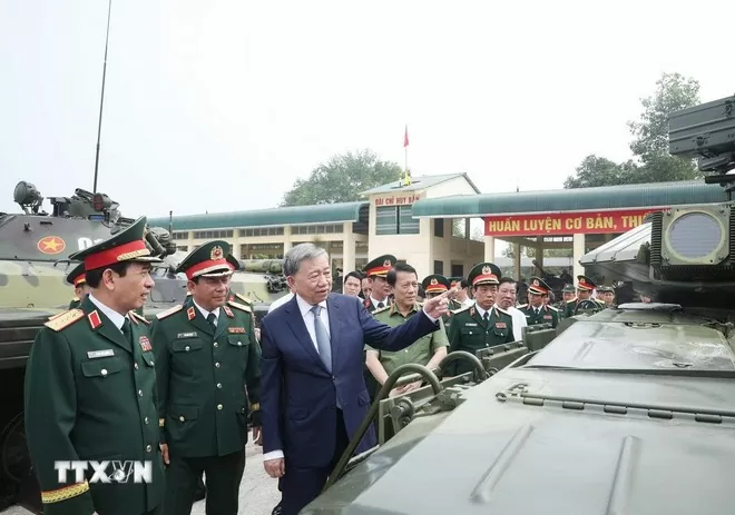 Tổng Bí thư Tô Lâm với các cựu chiến binh của Binh chủng Tăng thiết giáp. Ảnh: TTXVN