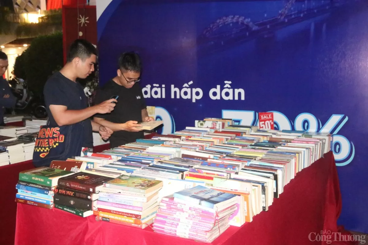 Những đầu sách phong phú được trưng bày, thu hút sự quan tâm của nhiều bạn đọc trẻ