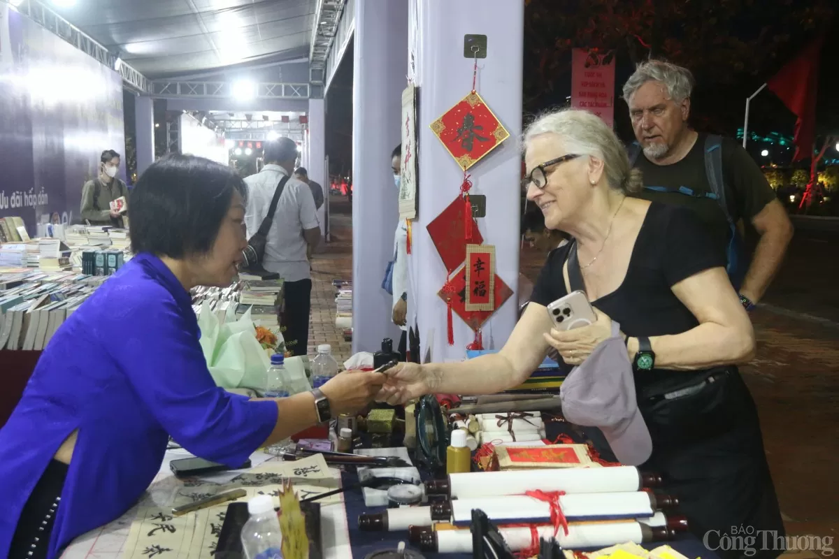 Du khách nước ngoài tham quan gian hàng tại Hội sách Đà Nẵng