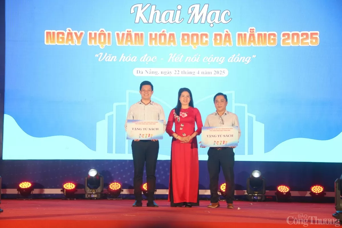 Thư viện Khoa học Tổng hợp Đà Nẵng tặng 2 tủ sách cho 2 trường học trên địa bàn thành phố.