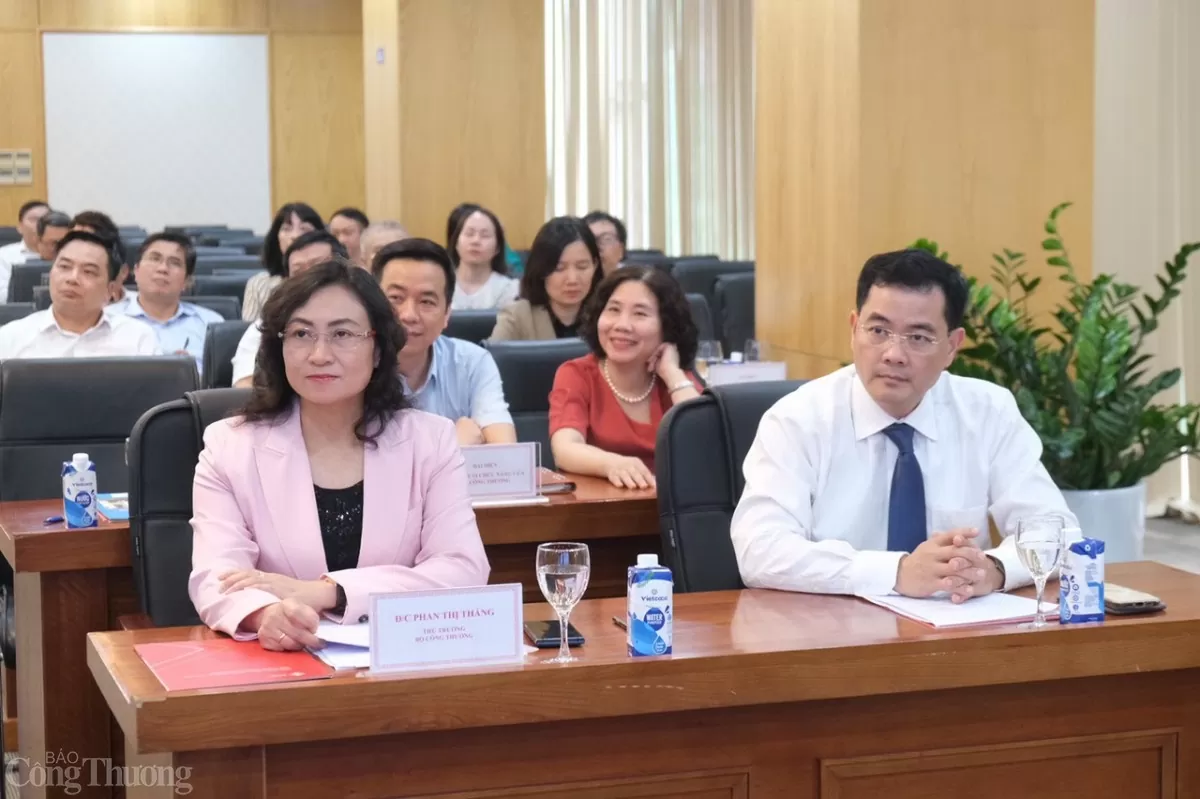 Thứ trưởng Bộ Công Thương Phan Thị Thắng (hàng đầu, bên trái) tham dự buổi lễ).