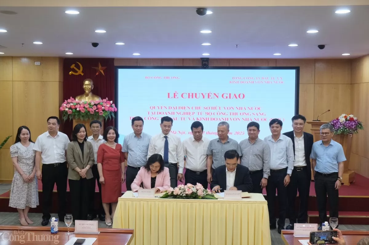 Lãnh đạo Bộ Công Thương và Tổng Công ty SCIC ký biên bản chuyển giao.