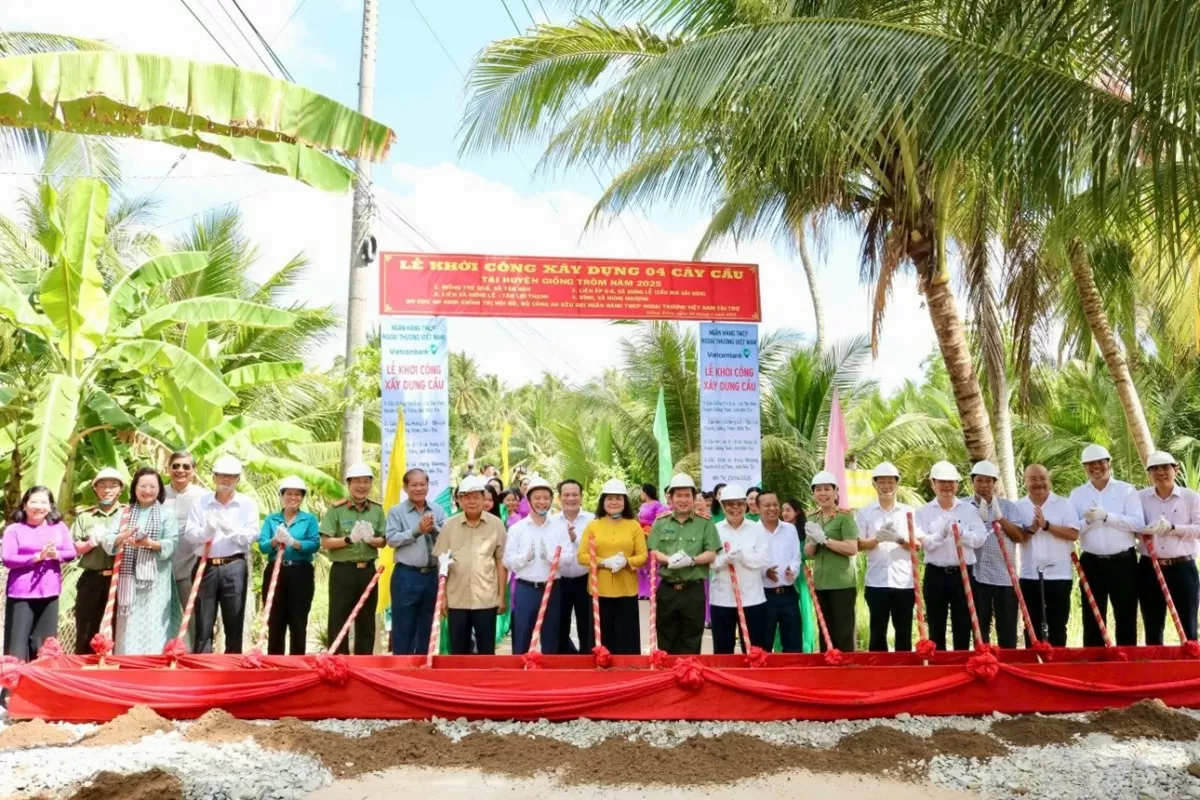 Vietcombank tài trợ 10 tỷ đồng xây dựng 4 cầu giao thông nông thôn tại Bến Tre