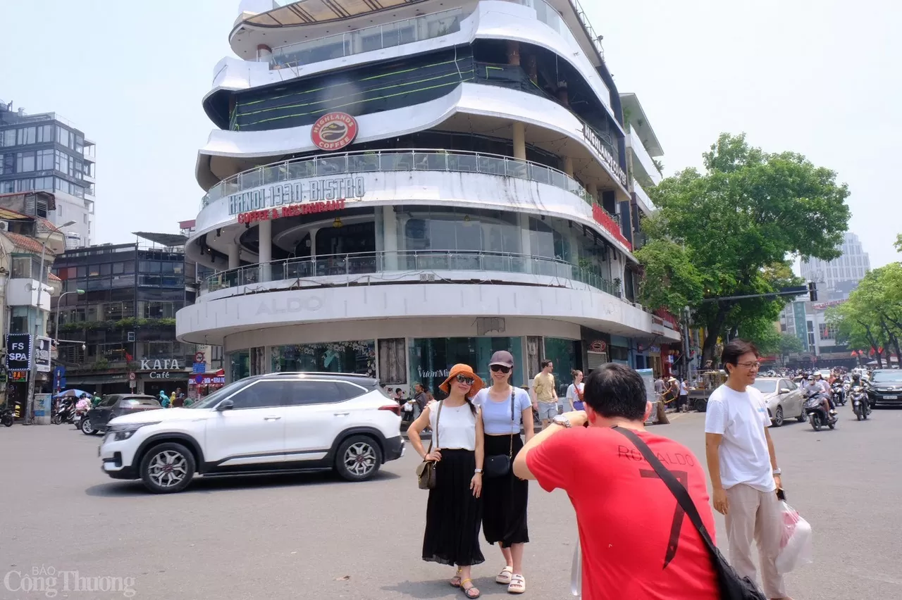Dự kiến sau ngày 30/4, lực lượng chức năng sẽ tiến hành phá dỡ tòa nhà “Hàm Cá Mập” nhằm phục vụ công tác cải tạo, chỉnh trang và tái thiết không gian khu vực Quảng trường Đông Kinh - Nghĩa Thục.