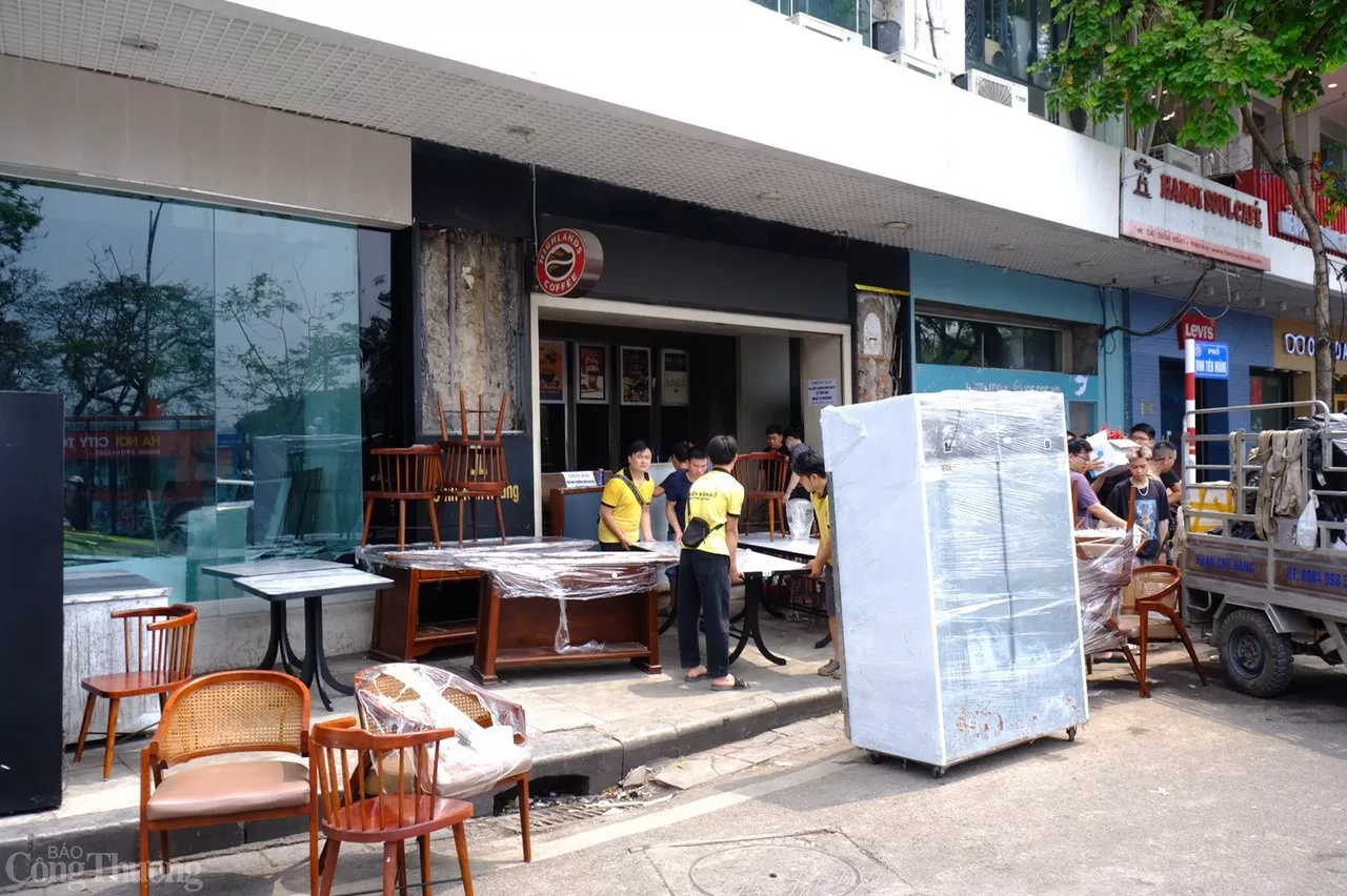 Người dân đang khẩn trương di chuyển đồ đạc từ tòa nhà để phục vụ việc dỡ bỏ đúng tiến độ.  