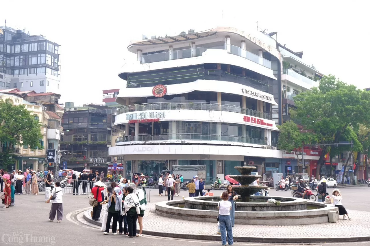 Người dân tất bật chuyển đồ trước ngày dỡ Hàm Cá Mập