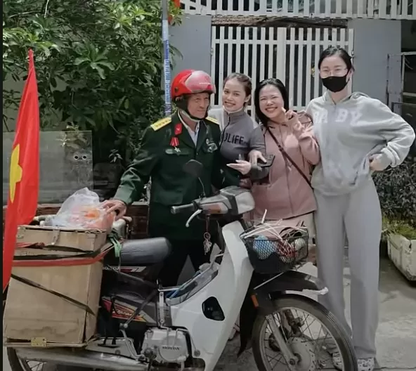 Cựu chiến binh 76 tuổi chạy xe máy 1.300km để xem diễu binh dịp 30/4