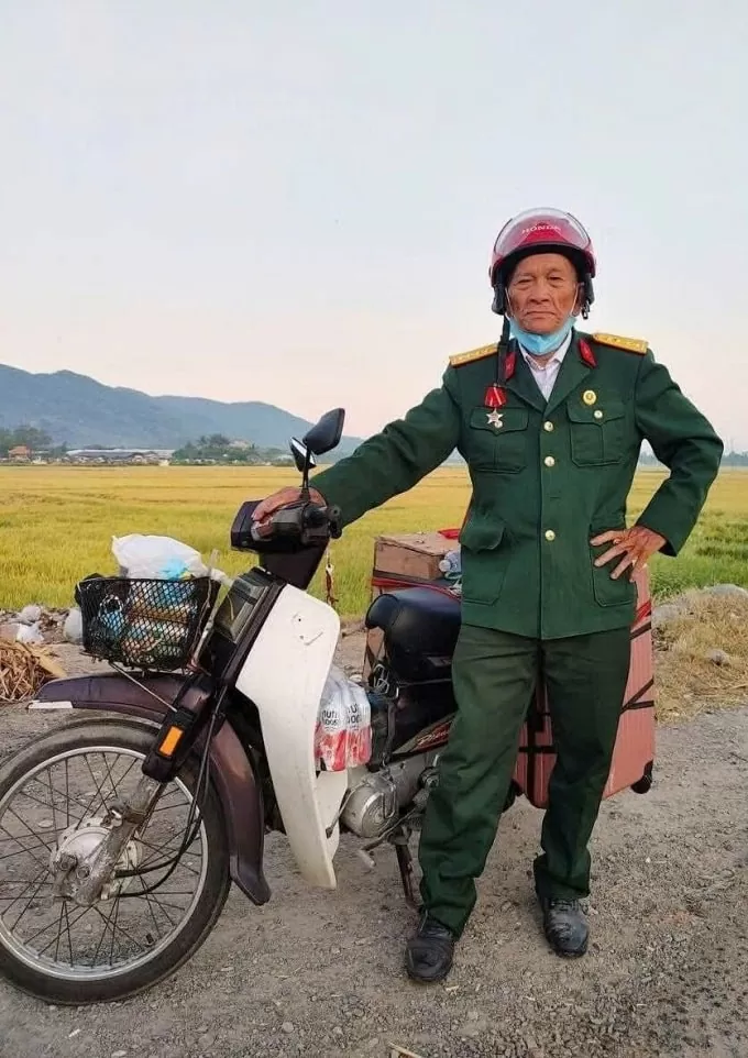 Cựu chiến binh 76 tuổi chạy xe máy 1.300km để xem diễu binh dịp 30/4