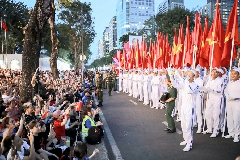 Hàng nghìn người dân tập trung dọc hai bên đường Lê Duẩn (quận 1, TPHCM) để theo dõi buổi tổng hợp luyện diễu binh, diễu hành chào mừng Lễ kỷ niệm 50 năm Ngày giải phóng miền Nam, thống nhất đất nước.