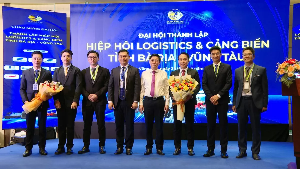  tặng hoa chúc mừng lãnh đạo Hiệp hội Logistics và Cảng biển tỉnh Bà Rịa - Vũng Tàu
