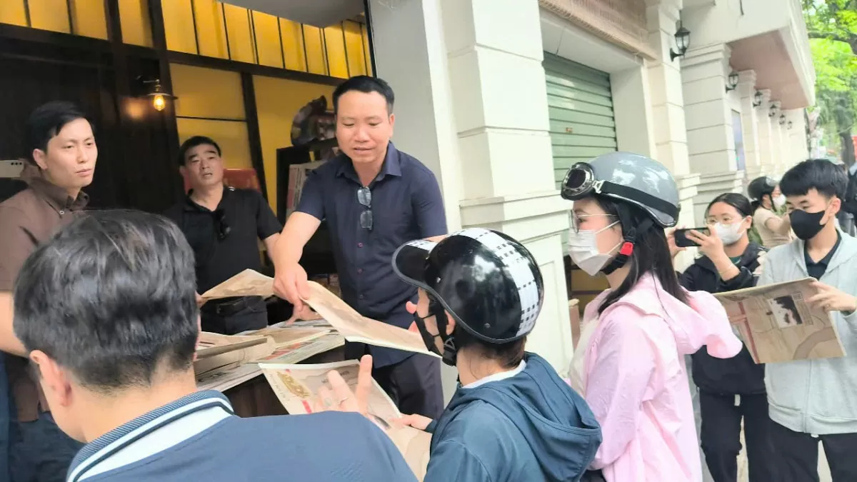 Phụ trương Báo Nhân Dân kỷ niệm ngày 30/4 thành món quà 'hot'