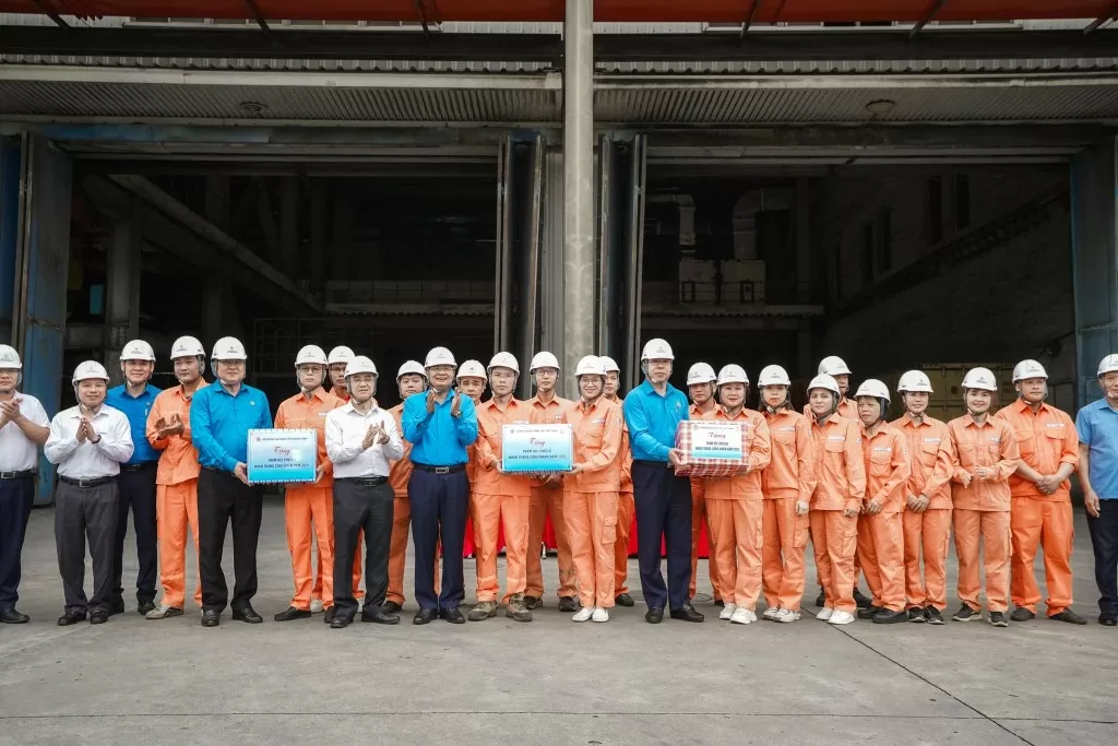 Tổng Liên đoàn đoàn thăm và tặng quà công nhân Nhiệt điện Quảng Ninh