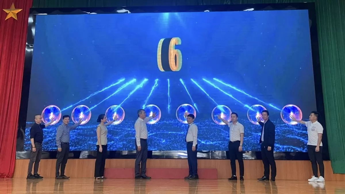 Lễ bấm nút Khởi động chiến dịch và phát động hashtag #GoOnline. Ảnh: Trung tâm phát triển thương mại điện tử