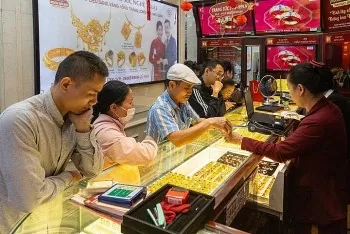 Giá vàng tăng giảm chóng mặt, cửa hàng không còn vàng bán