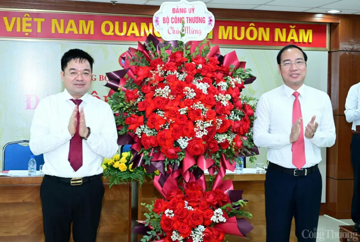 Đồng chí Trần Quang Huy - Ủy viên Ban thường vụ Đảng ủy Bộ Công Thương, Vụ trưởng Vụ Tổ chức cán bộ, Bộ Công Thương tặng hoa chúc mừng Đại hội Đảng bộ Báo Công Thương nhiệm kỳ 2025 - 2030.