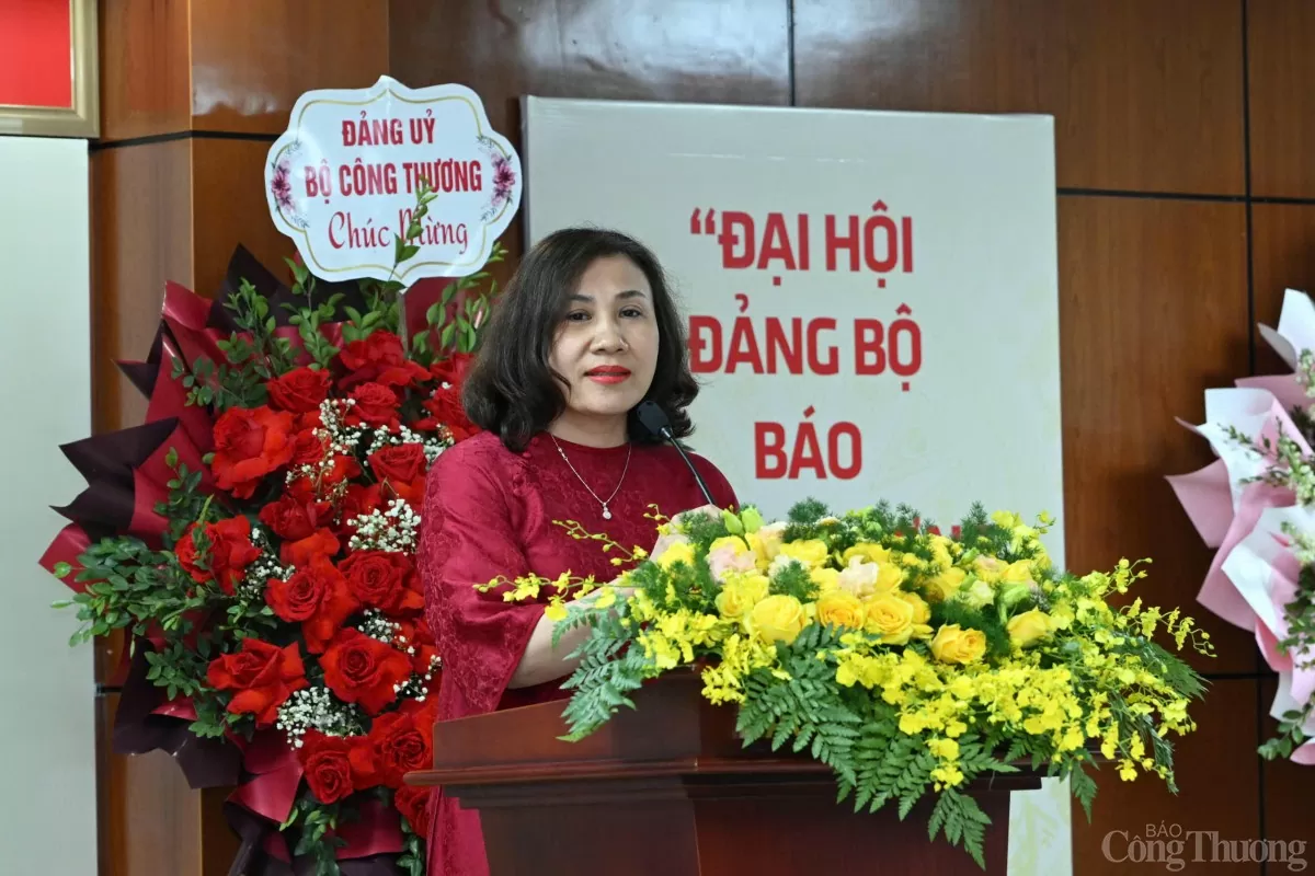Đồng chí Dương Thị Nga - Trưởng phòng Chuyên đề - Sự kiện trình bày tham luận tại Đại hội Đảng bộ Báo Công Thương lần thứ III, nhiệm kỳ 2025 - 2030.