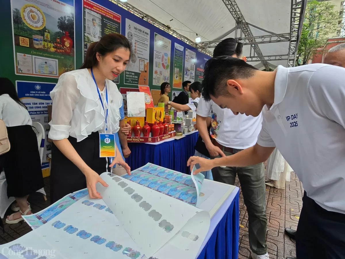 KHách tìm hiểu công nghệ giấy nền