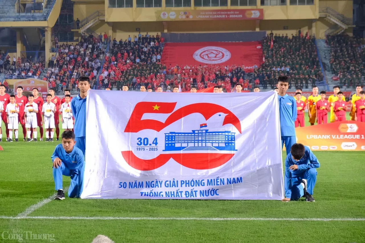 Không khí tại các sân cỏ V.League những ngày cuối tháng 4 trở nên đặc biệt hơn bao giờ hết, khi bóng đá hòa nhịp cùng cả nước chào mừng 50 năm ngày thống nhất đất nước.