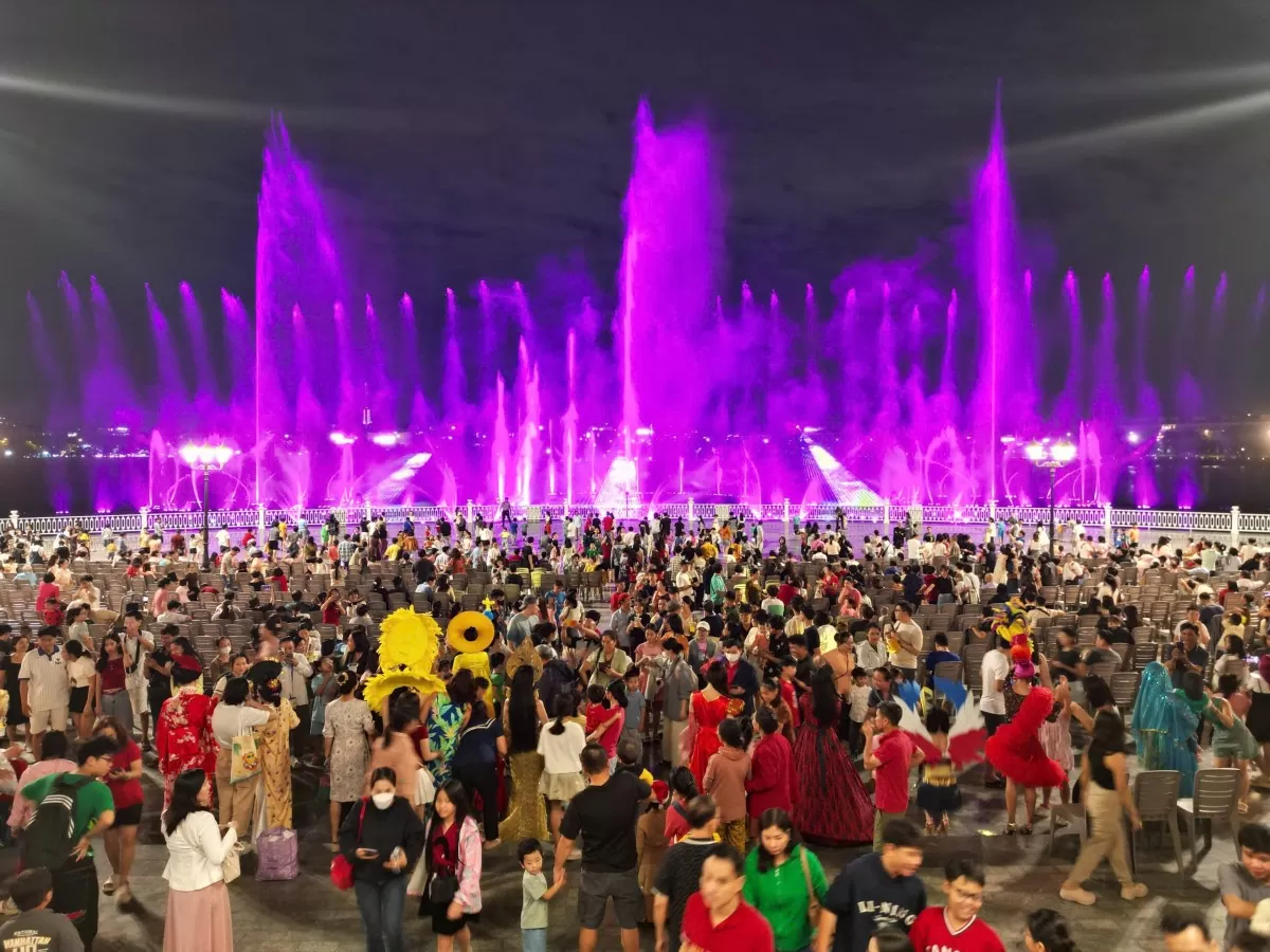 Van Phuc City tổ chức đại tiệc nhạc nước, pháo hoa 30/4