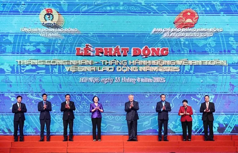 Phó Thủ tướng Thường trực Chính phủ Nguyễn Hòa Bình và các đại biểu thực hiện nghi thức phát động Tháng Công nhân và Tháng hành động về an toàn vệ sinh lao động năm 2025 - Ảnh: VGP/Nguyễn Hoàng