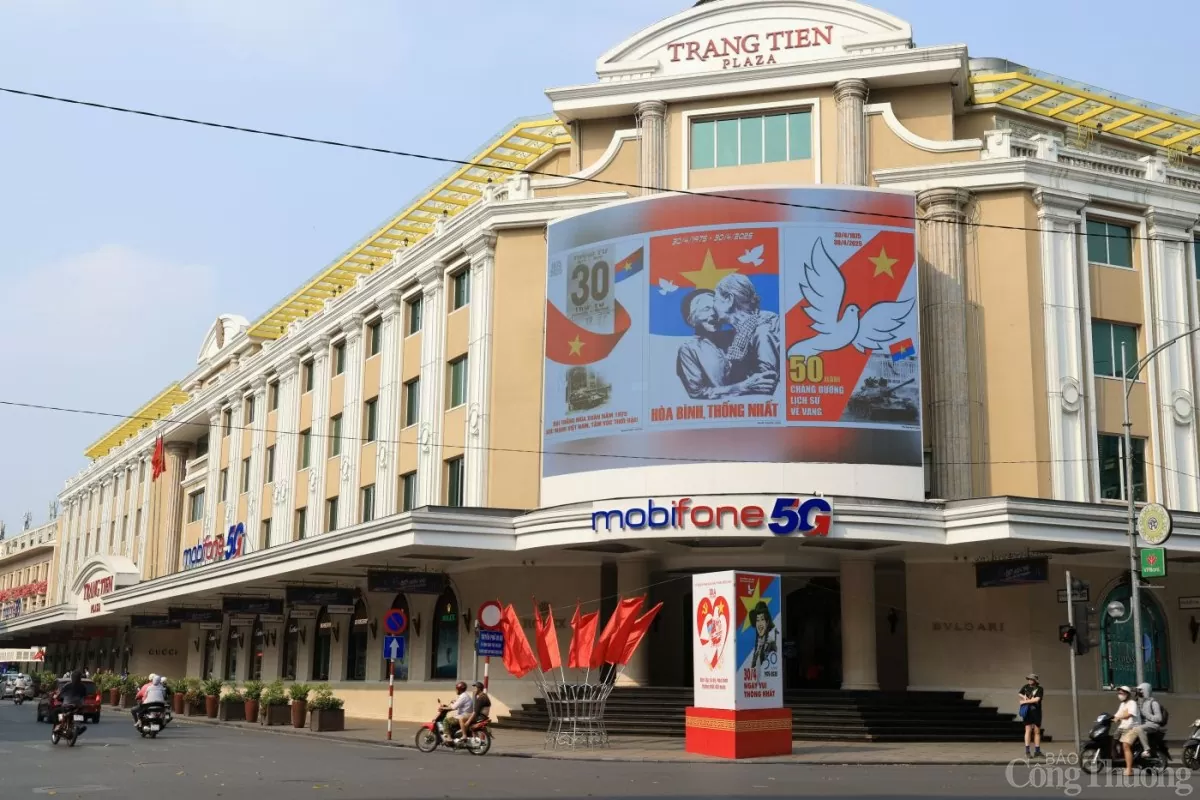 Hà Nội rực rỡ cờ hoa chào mừng Ngày Thống nhất non sông