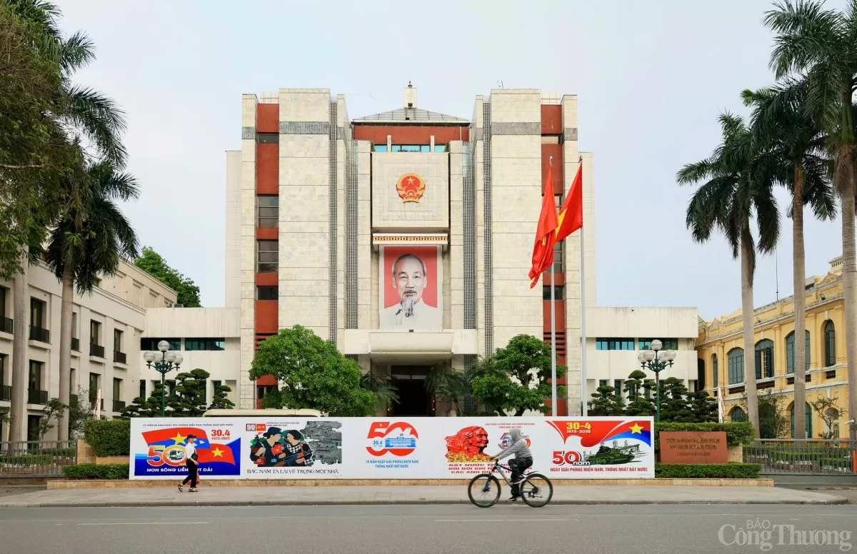 Hà Nội rực rỡ cờ hoa chào mừng Ngày Thống nhất non sông