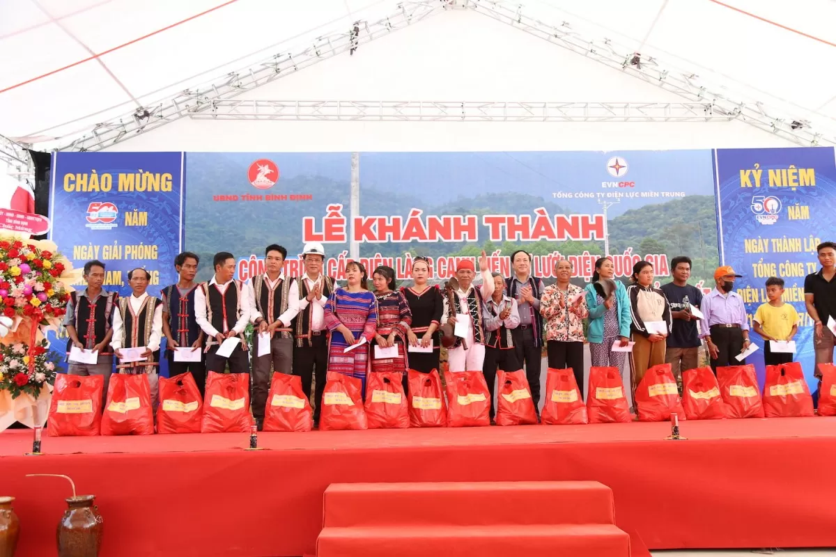 Tặng quà cho các hộ gia đình đồng bào dân tộc thiểu số tại làng Cang Tiến