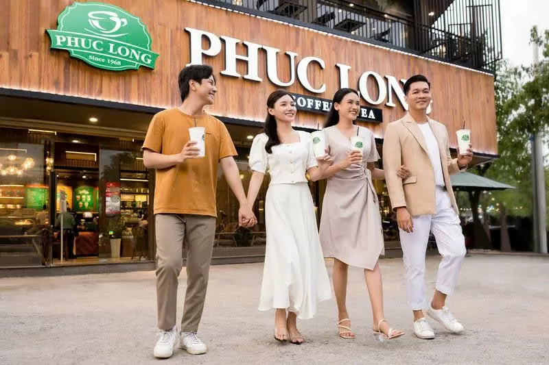 Các bạn trẻ trải nghiệm sản phẩm Phúc Long