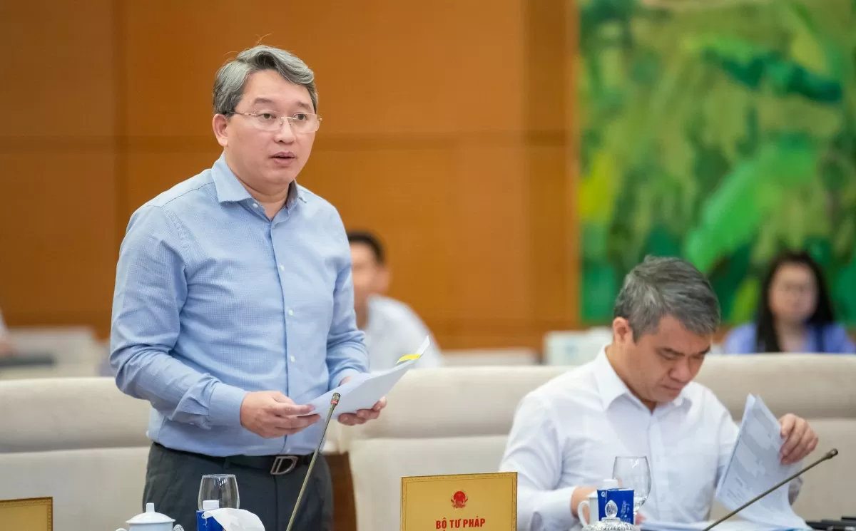 Bộ trưởng Bộ Tư pháp Nguyễn Hải Ninh trình bày Tờ trình 