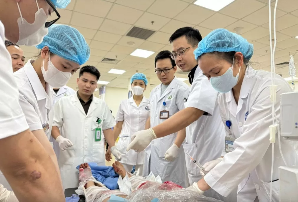 Tại Bệnh viện Đa khoa tỉnh Vĩnh Phúc, các bác sĩ Bệnh viện Hữu nghị Việt Đức đã trực tiếp tham gia hội chẩn liên khoa, thăm khám lâm sàng, đánh giá nhanh mức độ tổn thương và chỉ định các phương án xử trí cấp cứu phù hợp cho từng trường hợp.