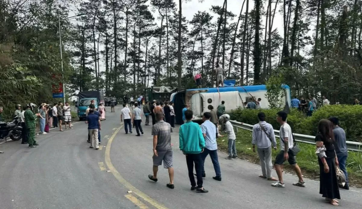 Hiện trường vụ lật xe khách trên đèo Tam Đảo, Vĩnh Phúc khiến 3 người tử nạn sáng 26/4 (Ảnh: Hải Minh).