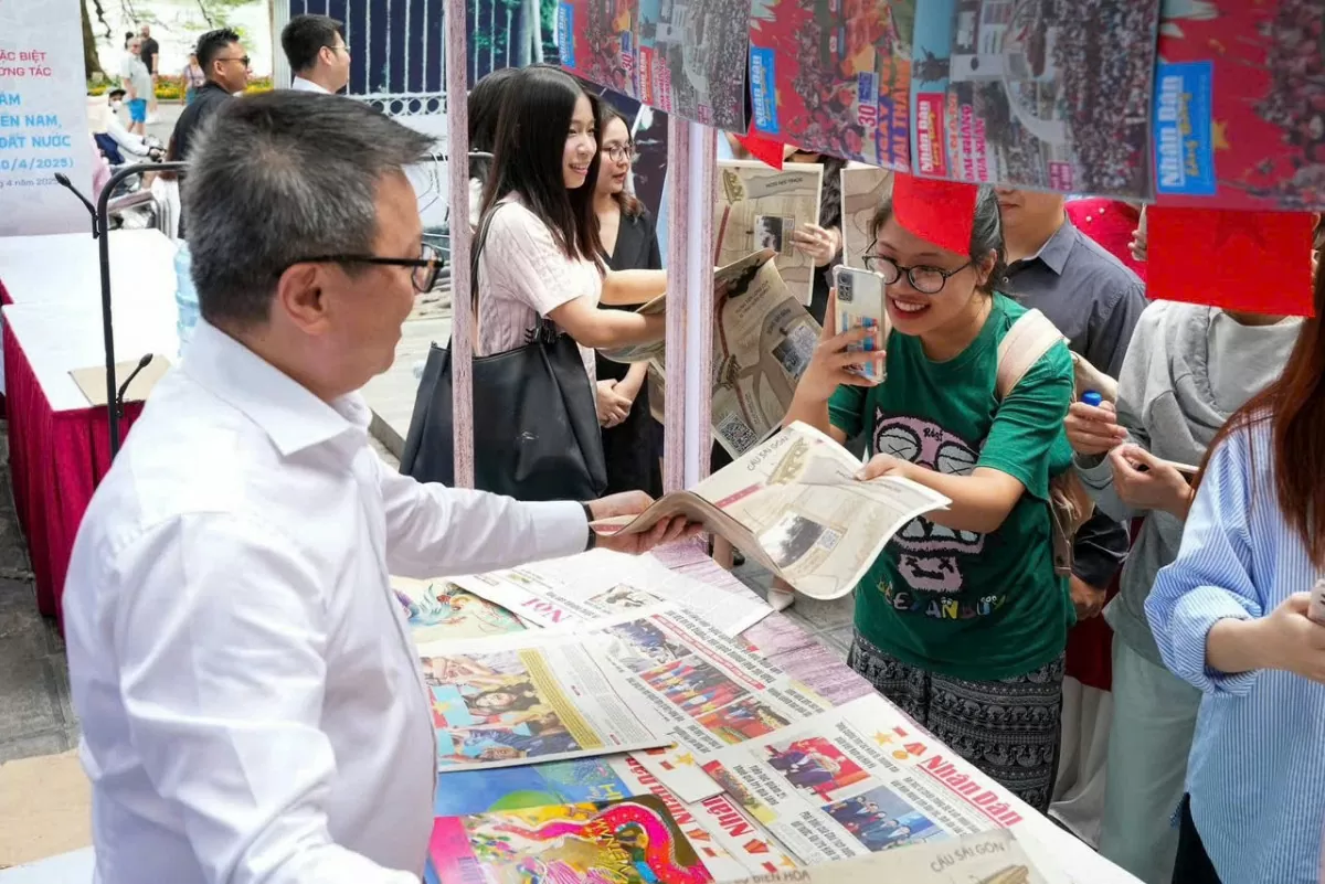 Xếp hàng tìm về mùa xuân lịch sử qua từng trang giai phẩm Báo Nhân Dân