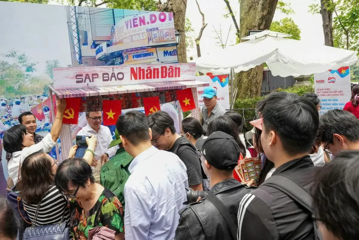 Xếp hàng tìm về mùa xuân lịch sử qua từng trang giai phẩm Báo Nhân Dân
