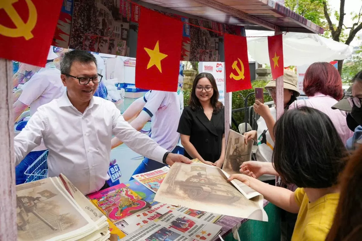 Xếp hàng tìm về mùa xuân lịch sử qua từng trang giai phẩm Báo Nhân Dân