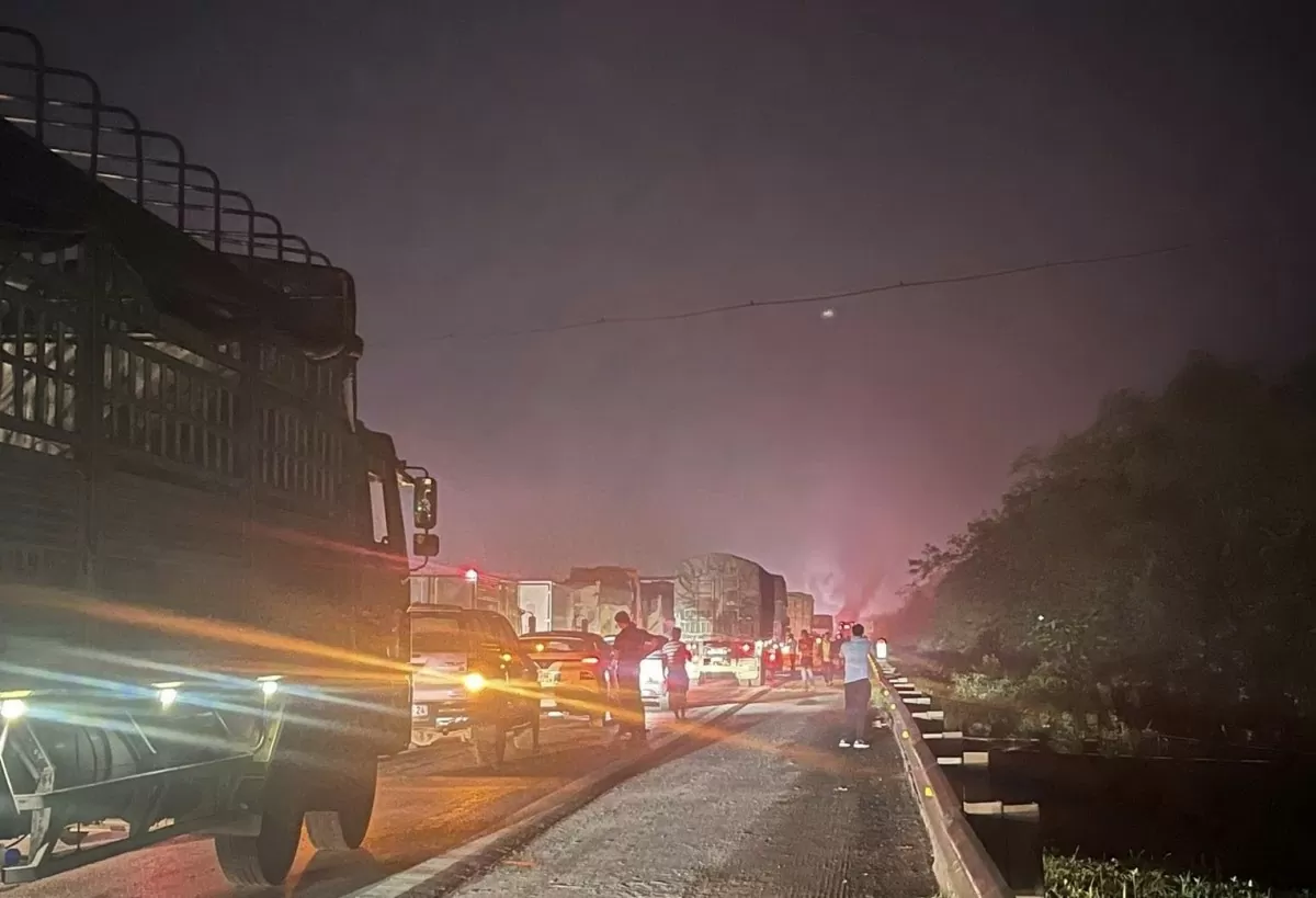Xe container cháy dữ dội trên cao tốc Nội Bài - Lào Cai