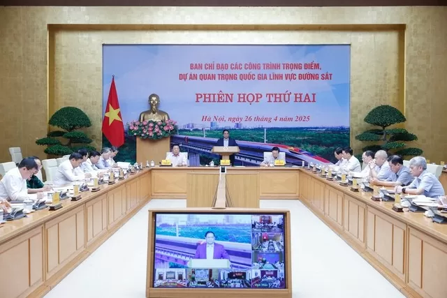 Thủ tướng yêu cầu phải huy động các tập đoàn, doanh nghiệp Nhà nước và tư nhân có năng lực công nghệ và sản xuất tham gia các dự án và phát triển công nghiệp đường sắt - Ảnh: VGP/Nhật Bắc