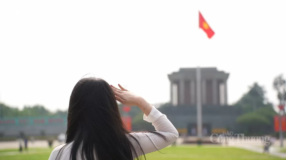 Đông nghịt người đổ về Quảng trường Ba Đình trước thềm 30/4