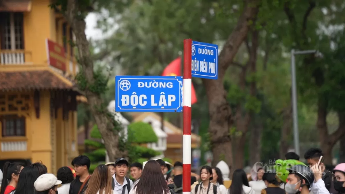 Đông nghịt người đổ về Quảng trường Ba Đình trước thềm 30/4