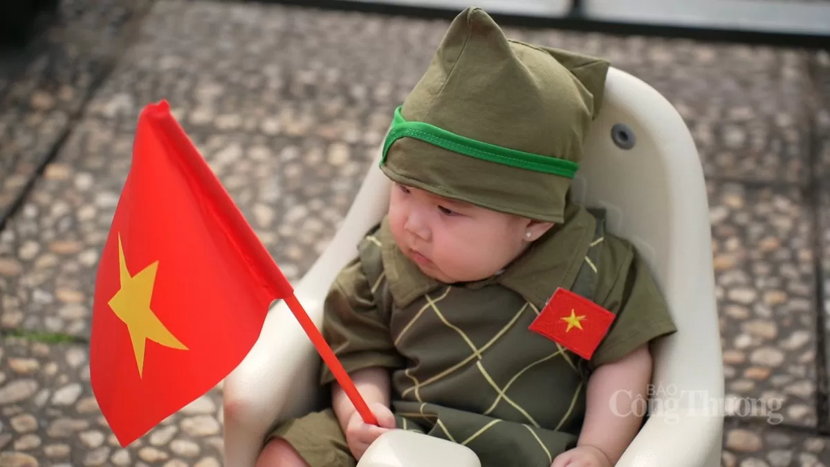 Đông nghịt người đổ về Quảng trường Ba Đình trước thềm 30/4
