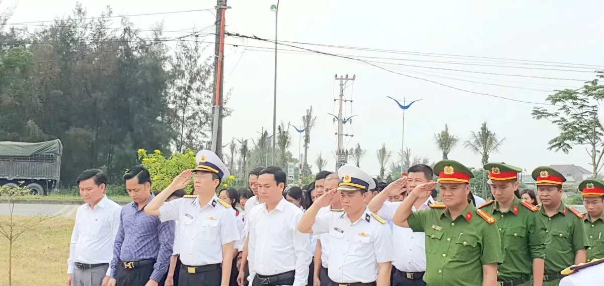 Các  đại biểu và học sinh chụp ảnh lưu niệm