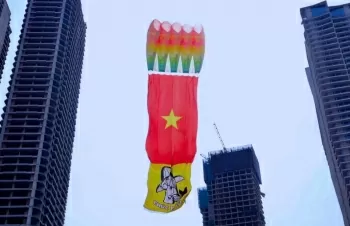 Sắc đỏ cờ Tổ quốc tung bay trên bầu trời Đà Nẵng