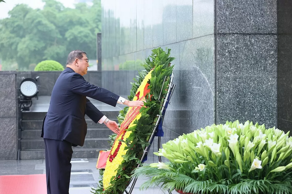 Thủ tướng Ishiba Shigeru đặt vòng hoa, vào Lăng viếng Chủ tịch Hồ Chí Minh - Ảnh: VGP/Nhật Bắc