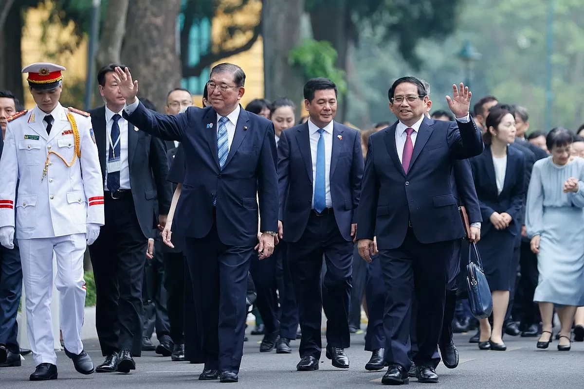 Sau Lễ đón, hai Thủ tướng di chuyển tới Trụ sở Chính phủ để tiến hành hội đàm - Ảnh: VGP/Nhật Bắc