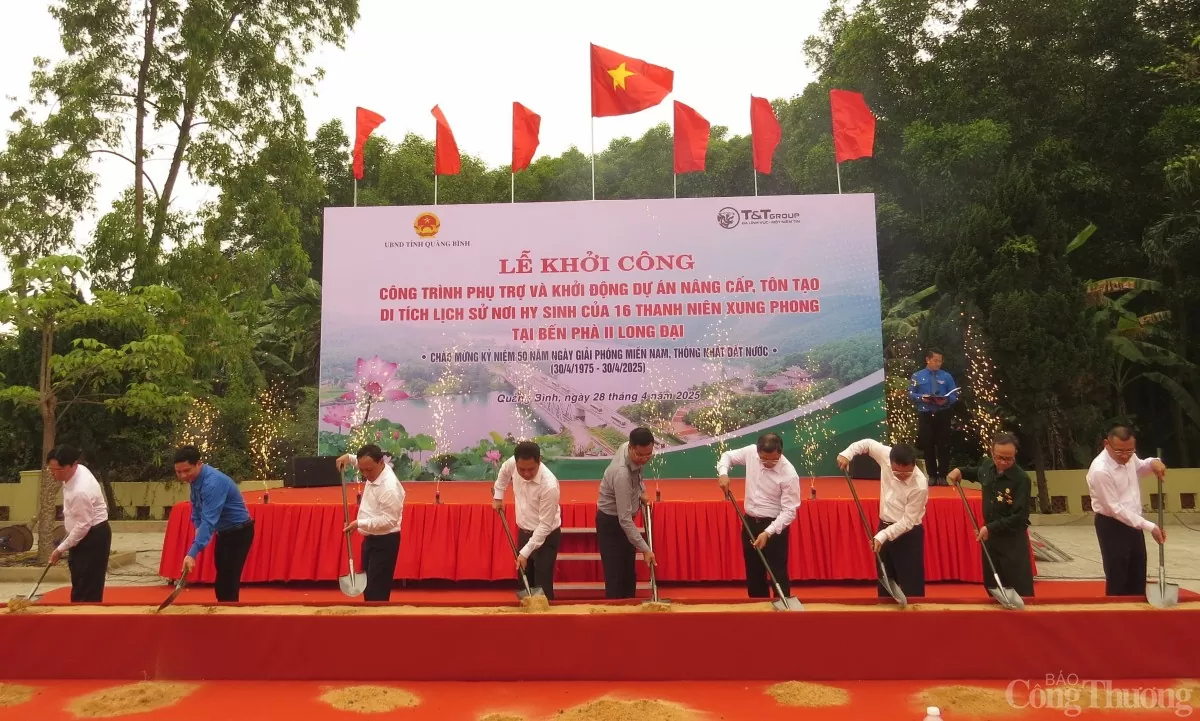 Các đại biểu làm lễ 