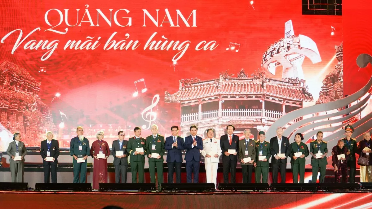 Lãnh đạo tỉnh Quảng Nam tri ân các bậc lão thành cách mạng, cán bộ tiền khởi nghĩa tại lễ kỷ niệm 50 năm Ngày Giải phóng tỉnh Quảng Nam. Ảnh: VŨ LÊ