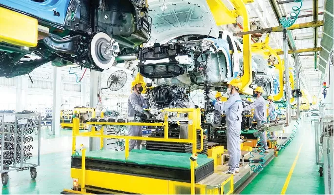 Dây chuyền sản xuất, lắp ráp của nhà máy ô tô Trường Hải (Chu Lai- Quảng Nam). Ảnh: MINH HẰNG